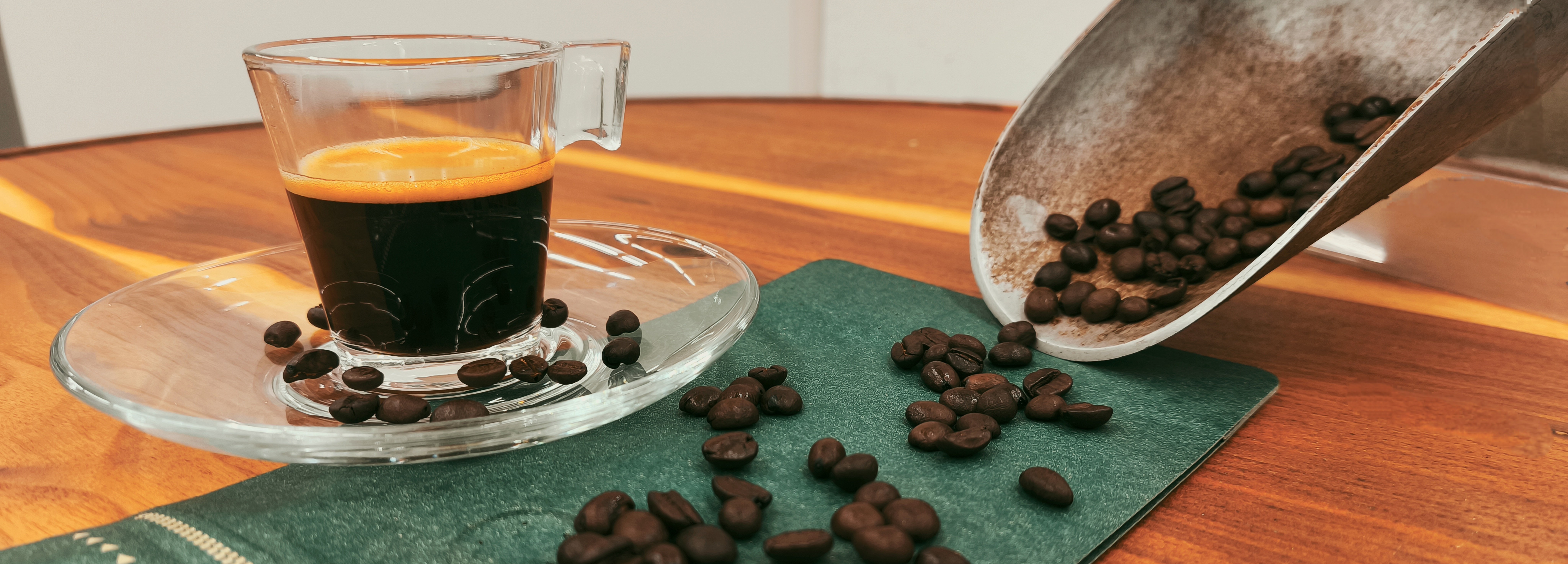 Kaffeebohnen und ein Espresso auf dem Tisch